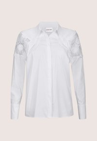 Witte button-up shirt met lange mouwen, voorzien van doorschijnende kantaccenten op de schouders. Gladde katoenen textuur met een klassieke kraag.