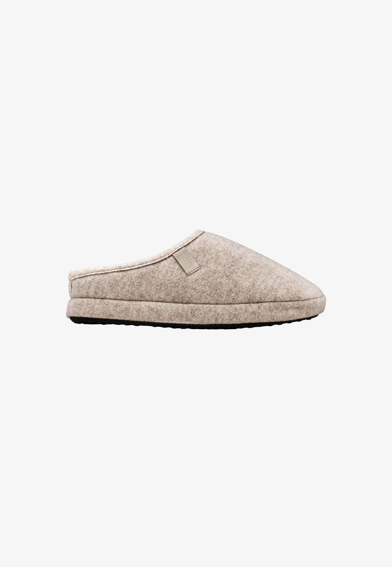 Chausson beige en feutre à enfiler, avec bout fermé, arrière bas, semelle rembourrée et petite étiquette latérale sur fond blanc.