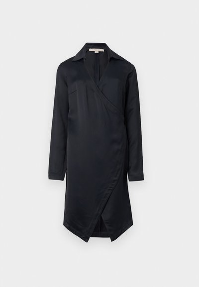 Rochie neagră din satin, cu guler, mâneci lungi și închidere laterala cu nasturi. Prezintă o textură netedă și un tiv la nivelul genunchilor.