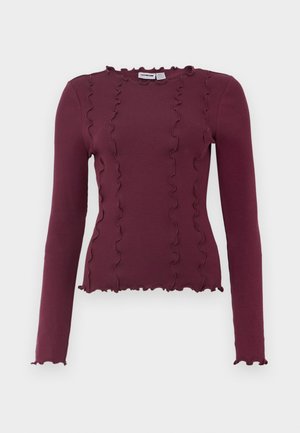 Maroon pitkähihaine paita ribbi-kankaasta, jossa on rypytettyjä yksityiskohtia kaula-aukossa ja helmassa. Tiukka malli, jonka pituus on lyhyt.