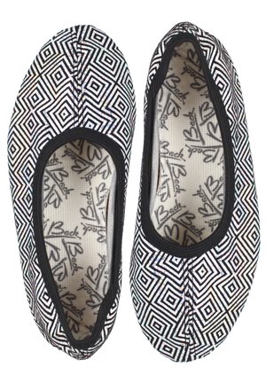 Ballerinas mit einem schwarz-weißen geometrischen Muster, ausgestattet mit einem oberen Teil aus weichem Stoff und einem schwarzen Besatz um die Öffnung.