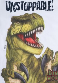 T-shirt con un grande e dettagliato T. rex verde con denti e artigli affilati. Il testo in grassetto sopra dice "UNSTOPPABLE!" in nero. Sfondo bianco brillante.