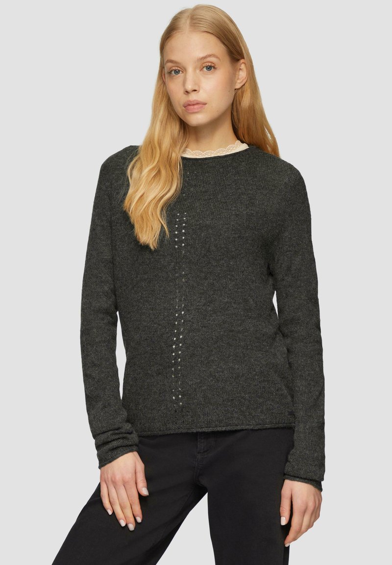 Donkergrijze gebreide trui met lange mouwen, voorzien van een subtiele geribde textuur en een verticale rij decoratieve studs aan de voorkant.