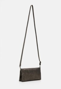 Szara torebka crossbody z ekoskóry z długim paskiem, prostokątna forma, teksturowane wykończenie i minimalistyczny design. Brak widocznych detali sprzętowych.