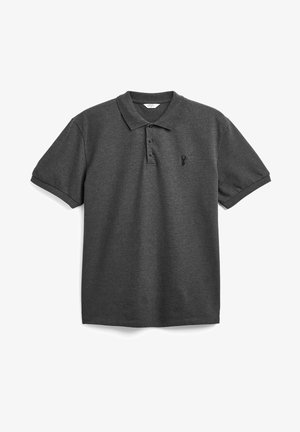 Donkergrijze polo met een kraag, korte mouwen, een drieknoopsluiting en een klein geborduurd logo op de linkerborst.