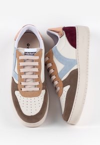 Baskets avec une base en cuir blanc, rehaussées de daim bleu clair, marron, bordeaux et rose métallique. Présente des détails perforés et des lacets plats.