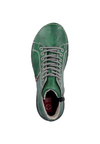 Botín de cuero verde con cordones grises, puntera redonda y costuras en contraste. Forro suave y suela de goma visibles desde arriba.