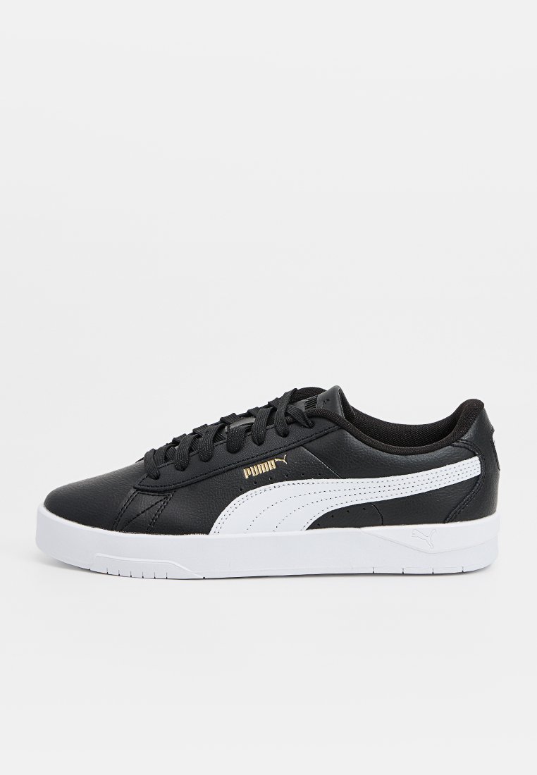 Sneaker en cuir noir avec accents blancs, bout rond, laçage à l'avant, surface texturée et semelle en caoutchouc blanche. Détails en logo doré sur le côté.