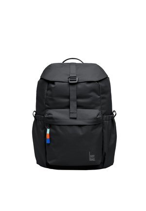 Sac à dos noir avec poche avant zippée, rabat supérieur sécurisé par une boucle, poches latérales et petite tirette de fermeture éclair colorée.