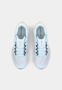 Šviesiai mėlynos Nike bėgimo batai su tinklelio viršutine dalimi, plokščiomis raištelėmis ir paminkštintu padu. Turi lygų paviršių ir šiek tiek faktūros.