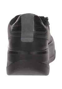 Scarpe in pelle nera con tacco spesso, caratterizzate da un upper texturizzato e un accento verticale grigio sul retro. Chiusura con zip laterale.