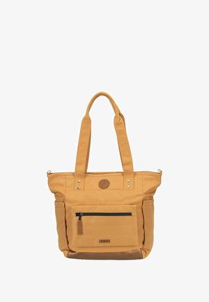 Beigefarbene Tragetasche mit zwei Schulterriemen, vordere Reißverschlusstasche, Seitentaschen und einem kleinen runden Logopatch über der Tasche.