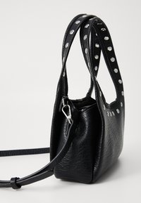 Borsa a tracolla in pelle nera textured con manici arrotondati decorati con borchie argentate e una tracolla regolabile con gancio argentato.
