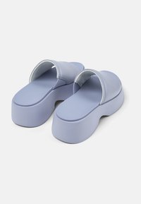 Infradito a piattaforma di colore lavanda chiaro, realizzate in materiale liscio con fasce larghe e una soletta sagomata e imbottita. Design con suola piatta.