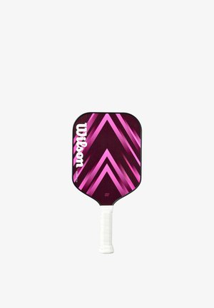 Raquette de pickleball avec une face violet foncé présentant des rayures chevrons roses vives et une poignée blanche.