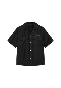 Chemise noire à manches courtes avec deux poches poitrine et "ALLSAINTS" brodé en jaune sur le côté gauche de la poitrine.