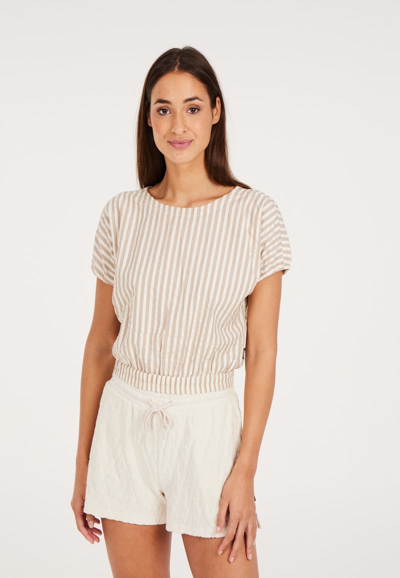 Randig, beige topp med korta ärmar och gathered midja, matchad med vita texturerade shorts med dragsko.