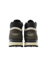 Brązowe i czarne buty trekkingowe z teksturowaną cholewką, z beżową wkładką pośrednią i czarną gumową podeszwą. Logo na pięcie.