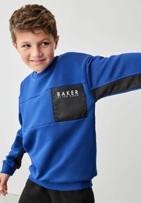 Niebieska bluza z czarnymi akcentami z tkaniny. Posiada kwadratową kieszeń z logo "BAKER BY TED BAKER". Wykonana z miękkiego, teksturowanego materiału.