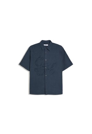 Temno modra srajca kratkih rokavov na gumbe s ovratnikom in subtilnim temnim vezenim vzorcem na sredini spredaj.