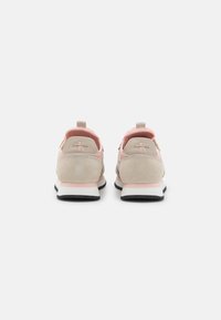 Calvin Klein Jeans RUNNER - Sapatilhas - eggshell/pink blush