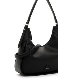 Borsa a spalla in pelle nera con superficie texturizzata, forma curva, tracolla regolabile e accessori in metallo. Presenta un'etichetta triangolare con la scritta "RUE 09".