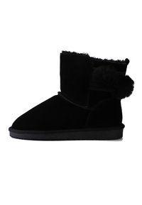 Bottines noires en daim avec une doublure douce et texturée, un bout arrondi et un accent en pompon duveteux sur le côté. Semelle plate en caoutchouc.
