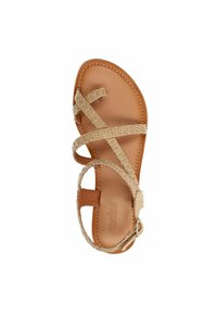 Tan leren sandaal met kruisbanden in een gestructureerd beige materiaal, platte zool en verstelbare enkelband met een metalen gespsluiting.