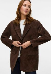 Brun semsket blazer med en glatt tekstur, reverskrage, lange ermer, to frontlommer og en enkelt knappåpning.