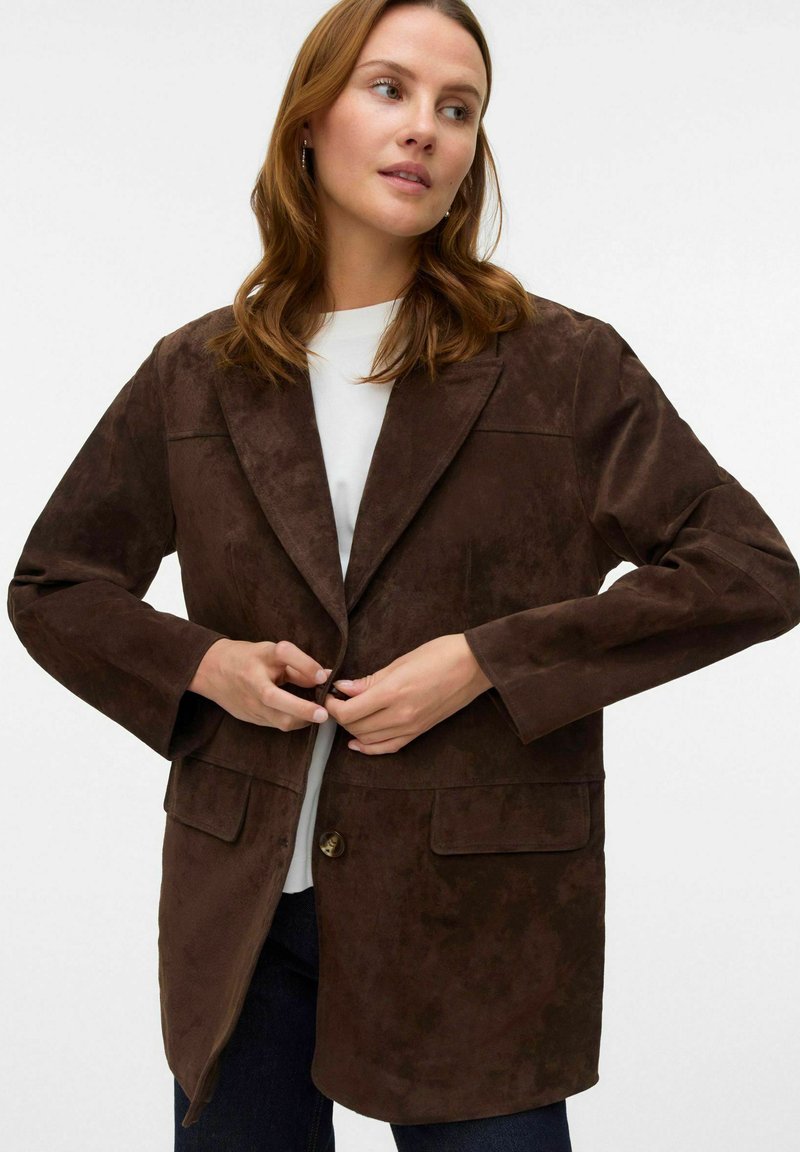 Brun semsket blazer med en glatt tekstur, reverskrage, lange ermer, to frontlommer og en enkelt knappåpning.