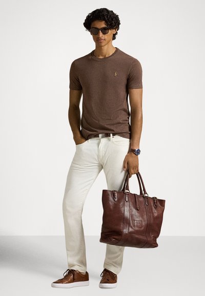 Καφέ βαμβακερό t-shirt, λευκό τζιν, καφέ δερμάτινη τσάντα ώμου με λουράκι και καφέ αθλητικά παπούτσια. Απλός σχεδιασμός, άνετη εφαρμογή, υφασμάτινη υφή.