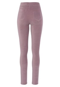 Leggings en velours côtelé rose avec une taille haute, comportant deux poches arrière et un design ajusté, texture lisse sur toute la surface.