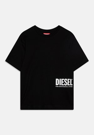 T-shirt in cotone nero con maniche corte, scollatura rotonda e logo bianco sul lato sinistro con la scritta "DIESEL PER UNA VITA DI SUCCESSO."