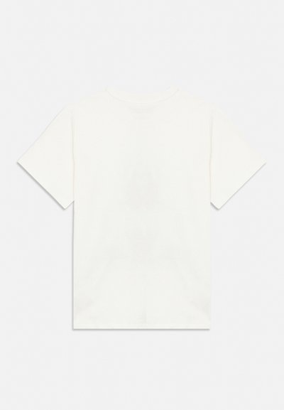 Lihtne valge lühikeste varrukatega T-särk ümmarguse kaelusega, sirgelt laotatuna helehallil taustal.