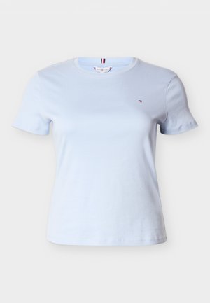 Tricou albastru deschis cu guler rotund, realizat din bumbac, cu mâneci scurte și un detaliu mic cu logo pe pieptul stâng. Textură netedă, croială casual.