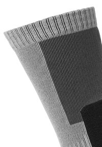 Calcetín de patrón gris y negro con canalé vertical, que presenta un diseño de bloque en contraste cerca del tobillo y un puño estructurado.