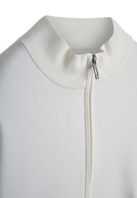 Maglione bianco con zip, colletto a costine e texture di tessuto. Presenta una cerniera in metallo e un design pulito e minimalista.