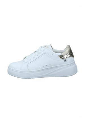 Weiße Sneaker mit einem glatten, lederähnlichen Obermaterial, abgerundeter Zehenpartie, flacher Sohle und metallisch goldenen Akzenten an der Ferse. Verfügt über ein Schnürdesign.