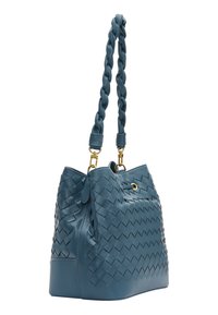 Borsa a secchiello in pelle blu con texture intrecciata, manico intrecciato e dettagli in metallo dorato. Forma strutturata e design spazioso.