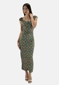 Zielona midi sukienka w kwiatowy wzór, z bufiastymi rękawami, dopasowaną sylwetką i okrągłym dekoltem. Posiada małe różowe kwiatki na całej powierzchni.