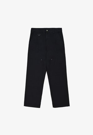 Pantalones de algodón negros con un ajuste relajado, grandes bolsillos laterales y un acento de anillo metálico en la cinturilla. Presentan piernas rectas y costuras sutiles.