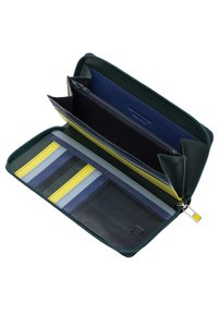 Portafoglio verde in pelle con chiusura a zip. L'interno presenta diversi scomparti per schede in blu, giallo, verde e grigio, oltre a un comparto con zip.