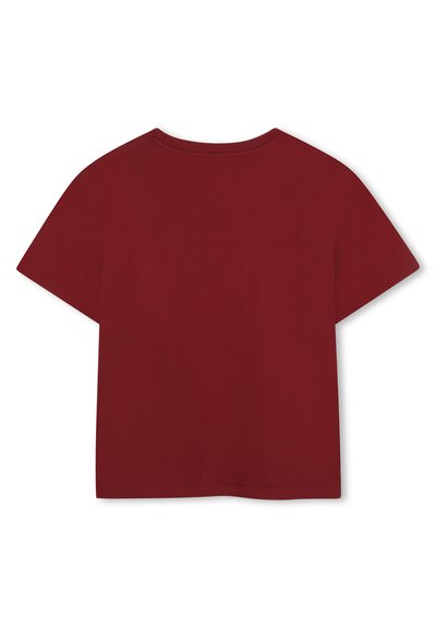 T-shirt bordeaux à manches courtes en tissu doux, avec un col rond et des épaules sans coutures, présentant une coupe décontractée et un design uni.