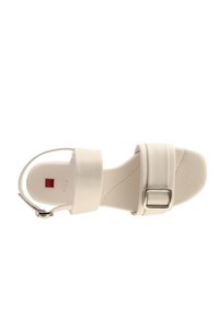 Weiße Sandalen mit zwei breiten Riemen, einer quadratischen Schnalle und einer gepolsterten Fußsohle. Glattes Material; offenes Zehendesign. Schlichtes, minimalistisches Stil.