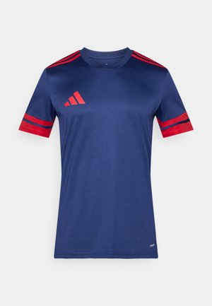 Mørkeblå atletisk skjorte med korte ærmer i røde og blå striber, med rund halsudskæring og Adidas-logo på brystet.