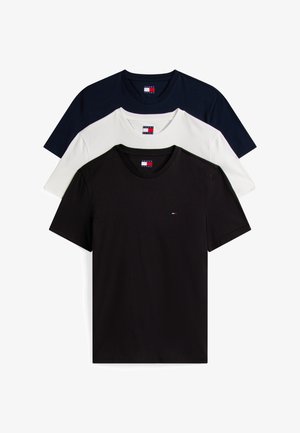Tres camisetas con cuello redondo apiladas en negro, blanco y azul marino, cada una con un pequeño logo de Tommy Jeans en el pecho y en el interior del cuello.