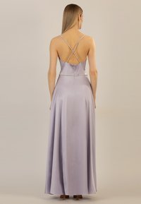 Langes lavendelfarbenes Satin-Kleid mit einem überkreuzten Riemen-Design im Rücken und einem dezenten, mit Perlen besetzten Gürtel an der Taille. Fließender Rock bis zum Boden.