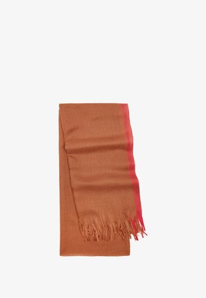 Brązowy wełniany szal z czerwonym obrzeżem, o fakturowanym wykończeniu i frędzlach na końcach, o wymiarach około 180 cm długości i 70 cm szerokości.