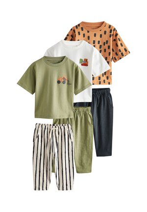 Set di abbigliamento per bambini composto da quattro pezzi, con due t-shirt grafiche in verde, bianco e arancione, più pantaloncini a righe e a tinta unita.