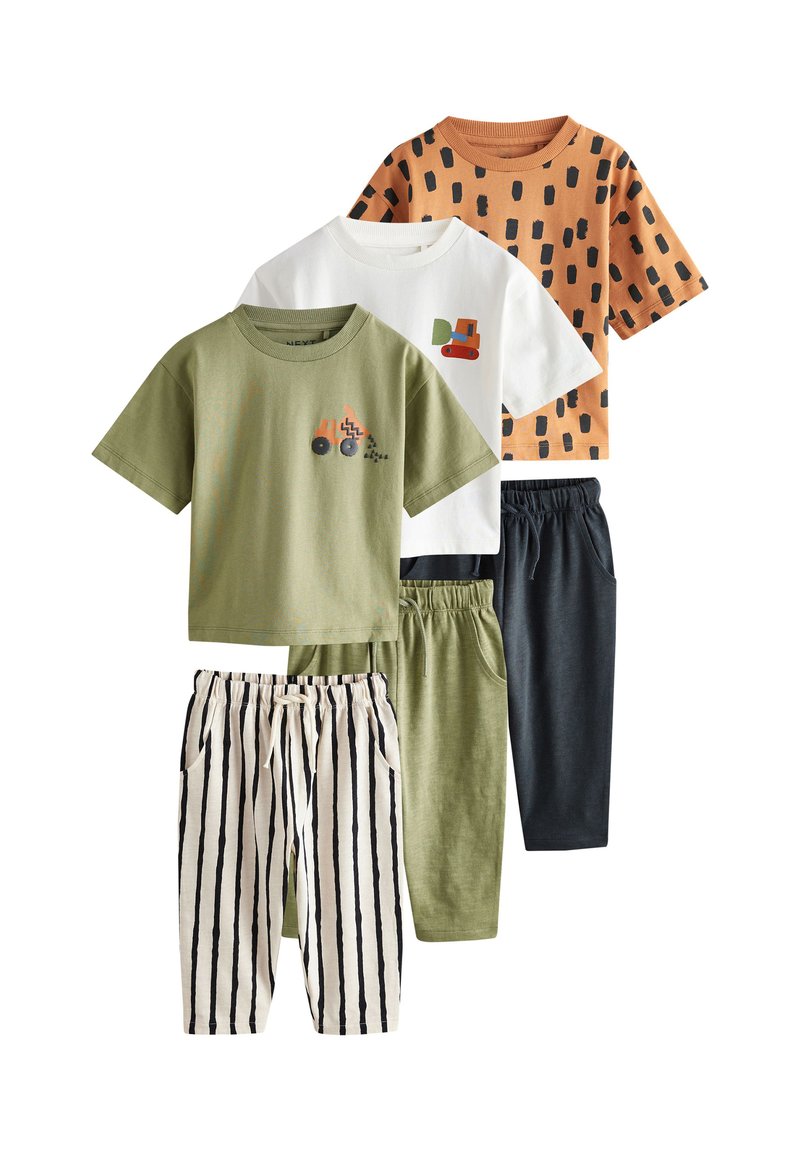 Négy részes gyermekruházati szett, amely két grafikus mintás pólót tartalmaz zöld, fehér és narancssárga színekben, valamint csíkos és egyszínű rövidnadrágokat.